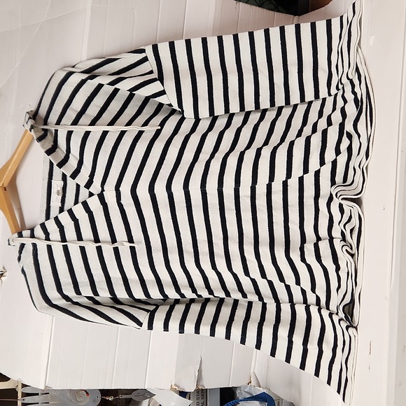 EUC Lou Grey Women's sz M  Pullover w/hoodie & front pouch Super comfortable - Picture 1 of 4